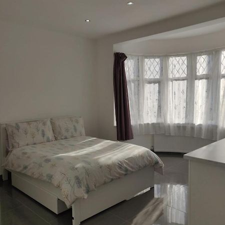 Stunning Double Room In Harrow Wembley - Khoob House 런던 외부 사진