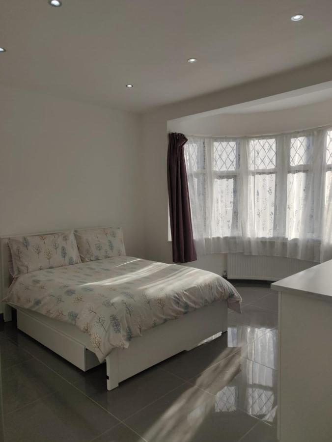 Stunning Double Room In Harrow Wembley - Khoob House 런던 외부 사진